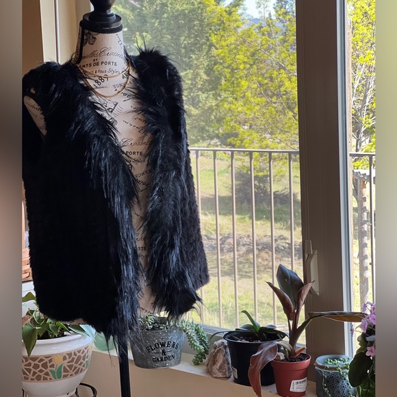 Blue illusion black faux fur vest. - Picture 4 of 4